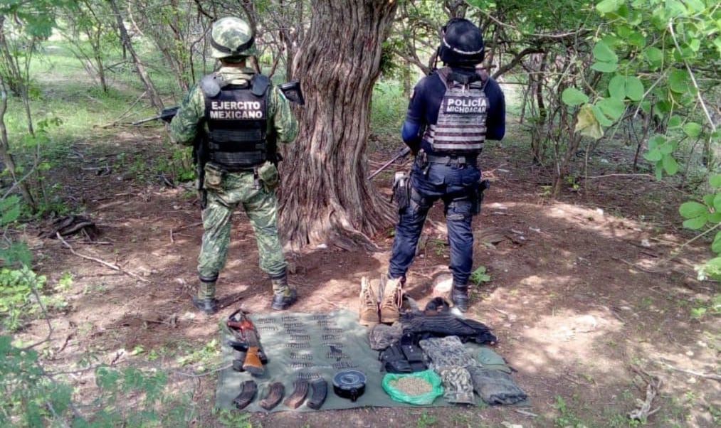 Aseguran  SSP y Sedena un fusil, 178 cartuchos útiles y cargadores