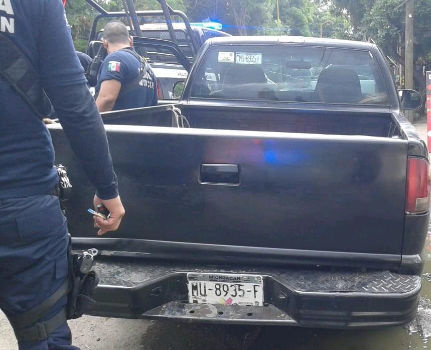 Aseguran SSP y Policía Municipal a uno en posesión de vehículo con reporte de robo, en Apatzingán