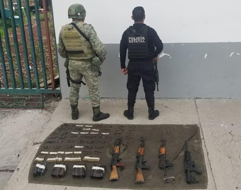 Aseguran SSP y Sedena cuatro armas largas y 556 cartuchos, en Aguililla