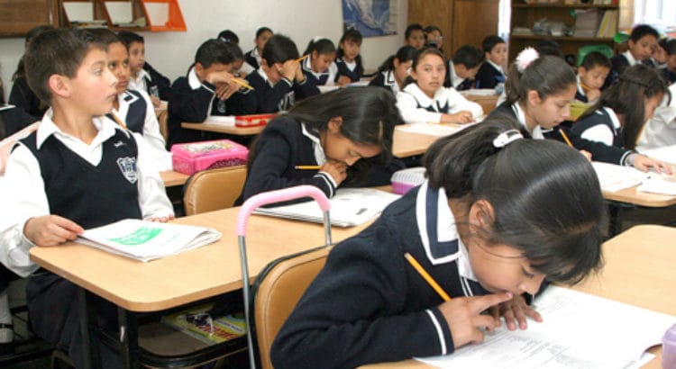 Clases serán a distancia “hasta que semáforo cambie a verde”