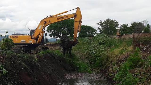 Desazolva Gobierno de Michoacán 23 km de canales de riego en Ecuandureo