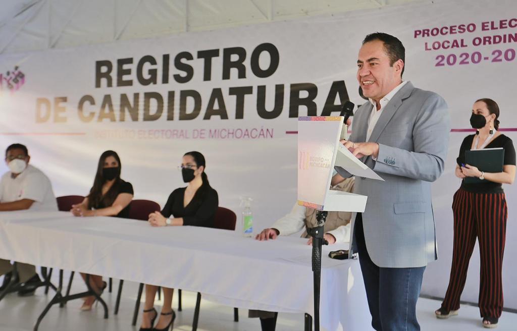 Es oficial, Carlos Herrera presenta registro como candidato ante el IEM