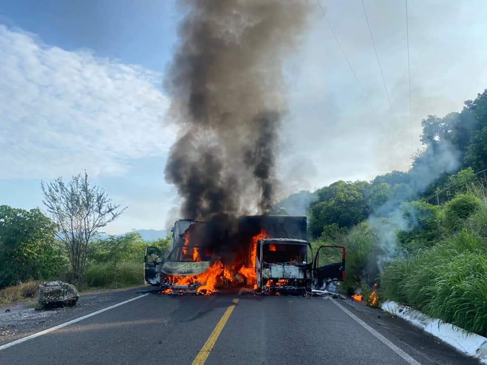 Se reportan bloqueos y quema de camiones en la carretera Uruapan – Cuatro Caminos