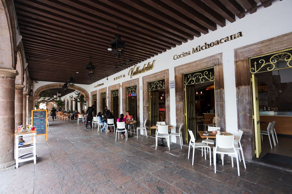 Con más de mil casos activos por Covid 19 y con mil 804 defunciones, el ayuntamiento de Morelia autoriza a cafeterías y bares nuevamente la colocación de mesas al exterior