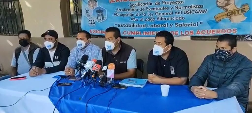 Maestros de la región Morelia se manifiestan en el centro de la capital michoacana.