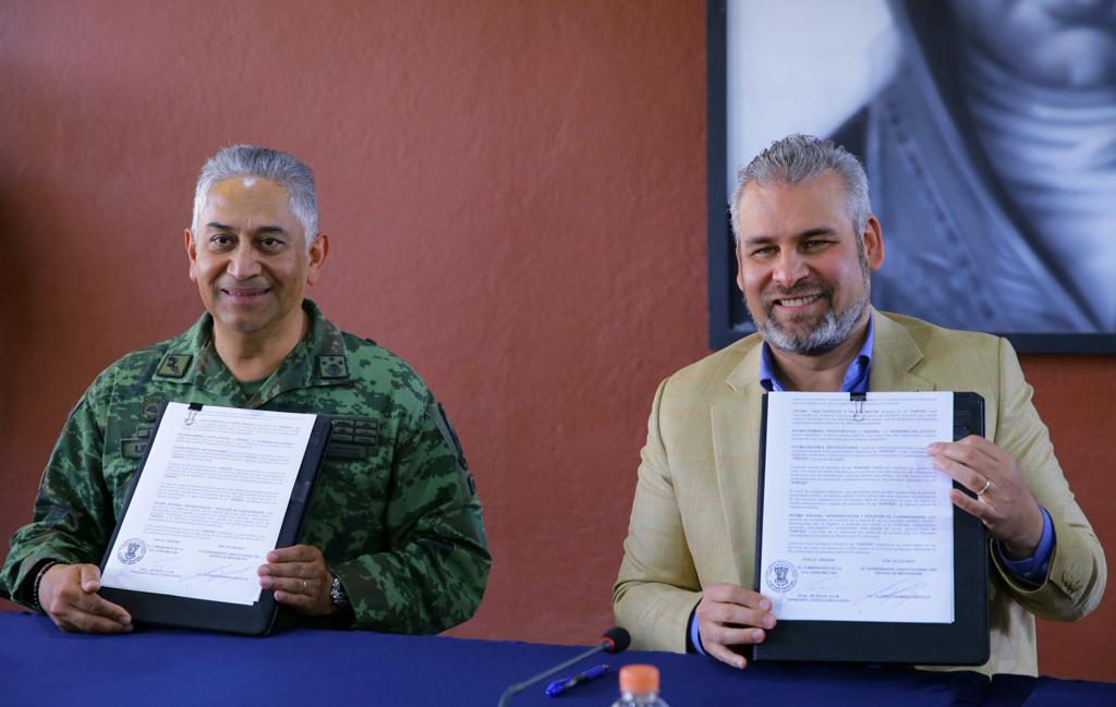 Bedolla firma convenio con Sedena para brindar apoyos a militares y sus familias