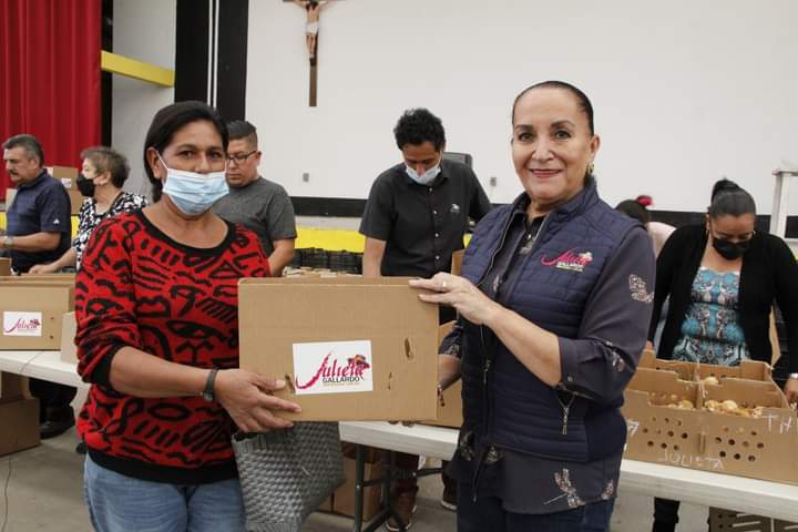 Julieta Gallardo entrega paquetes de pollos en el municipio de Jiménez