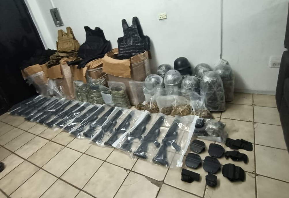 FGR asegura 17 armas largas, objetos bélicos y mil 827 cartuchos, en Tabasco