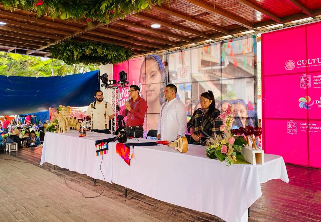 Premian a ganadores de los Concursos de Constructores de Guitarra y Juguete Michoacano, en Paracho