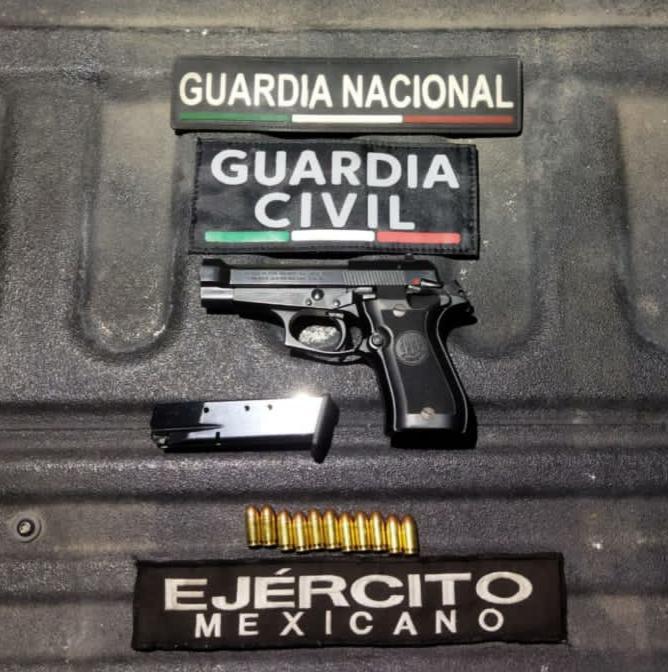 SSP, SEDENA y GN, aseguran arma de fuego y vehículo en Apatzingán; hay 2 personas detenidas