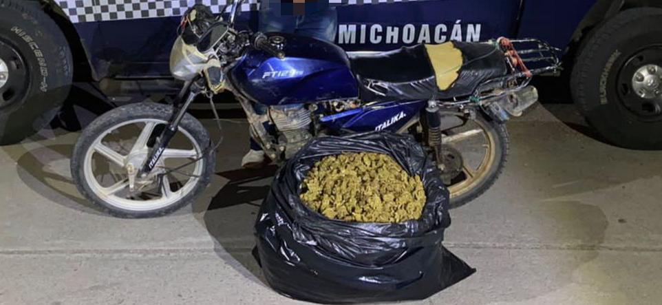 En Tepalcatepec, SSP, SEDENA y GN decomisan 9.5 kilos de marihuana y un vehículo; hay un detenido