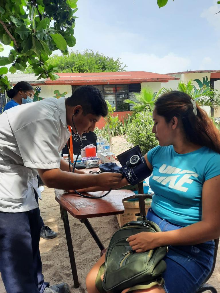 Gobierno de Michoacán mantiene brigadas de Salud en Tu Familia en refugios de la Costa Michoacana