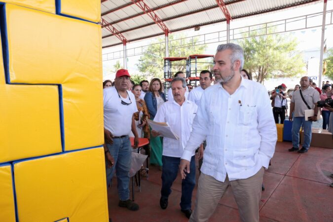 Bedolla entrega equipo y material a escuelas de la Costa michoacana