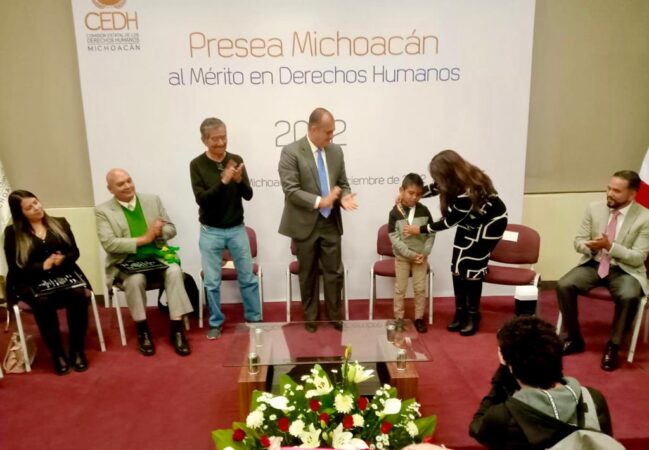 Presea al Mérito en Derechos Humanos para la AC Colibrí, la recibe el niño José Cornelio.