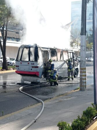 Se incendia ‘chatarra’ de camión de pasajeros en la avenida Camelinas