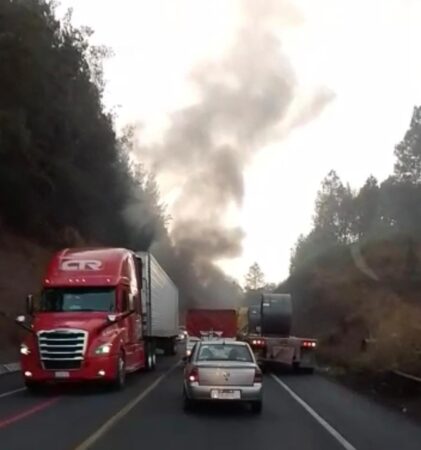 Un tráiler choco y se incendio sobre la autopista Siglo XXI