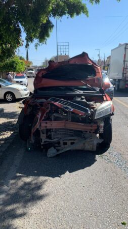 Camioneta que escapaba después de un accidente, choca contra un taxi, atropella y mata a un hombre adulto en Uruetaro