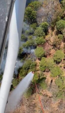 Servicios Aéreos de SSP combate incendio forestal en Ario