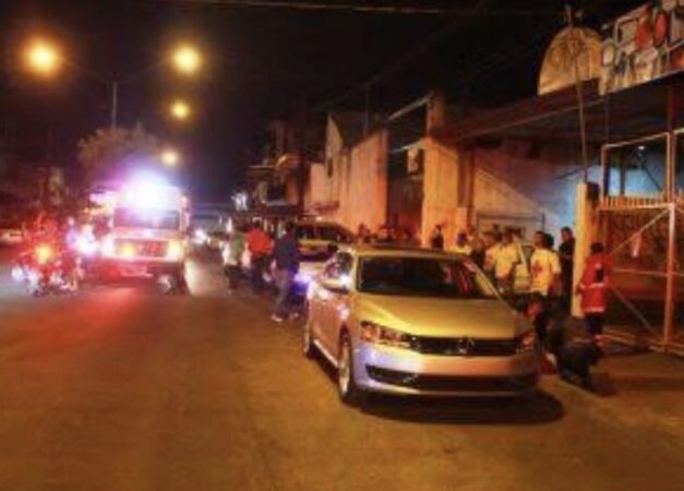 Abandonan cuatro personas ejecutadas frente a un local comercial en la carretera Morelia -Moroleon