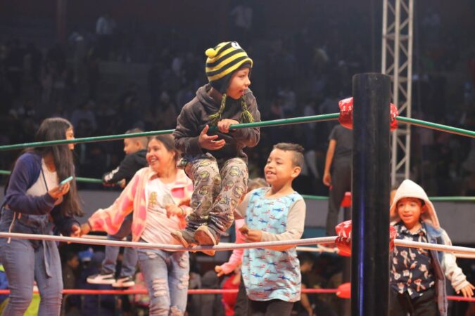Función estelar de lucha libre reúne a más de 8 mil uruapenses
