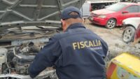 Cumplimenta FGE orden de cateo en un taller mecánico; se aseguraron dos vehículos con alteraciones en sus medios de identificación 
