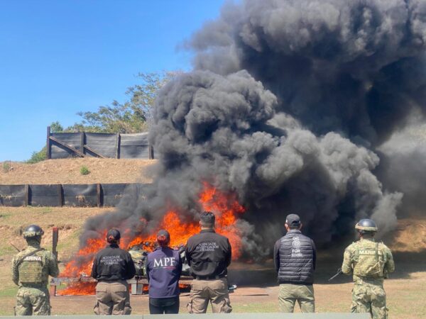 Incinera FGR más de 2 toneladas de cocaína en Michoacán