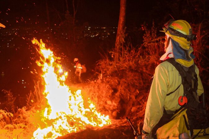 Brigadistas realizan segunda fase de quemas controladas en el Cerro de la Cruz