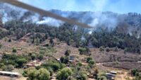 Envían helicóptero con helibalde para apagar incendio en Tzintzuntzan; se combaten 10 de forma simultánea 