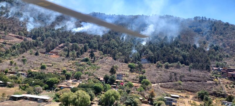 Envían helicóptero con helibalde para apagar incendio en Tzintzuntzan; se combaten 10 de forma simultánea