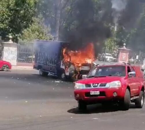  Comuneros de Arantepacua se manifiestan violentamente en Morelia