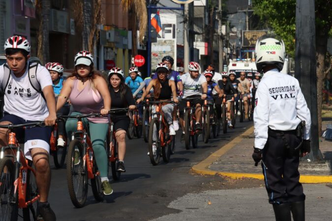 Niños, niñas y ciclistas rodaron la bici con la Guardia Civil