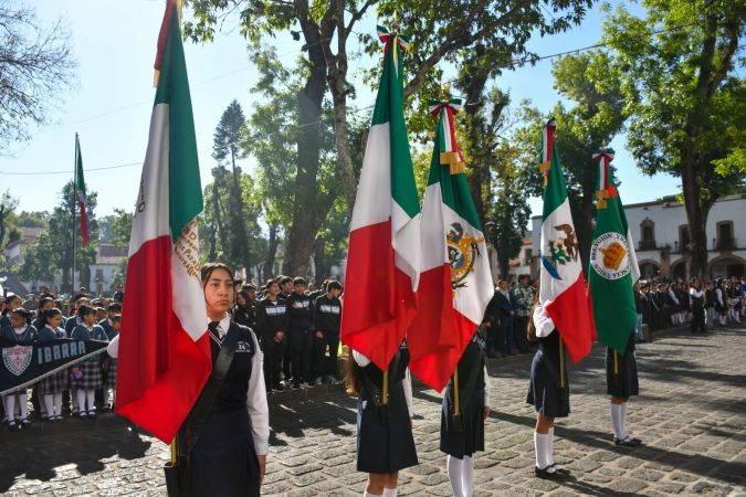 Julio Arreola refrenda unidad e identidad nacional en el Día de la Bandera en Pátzcuaro