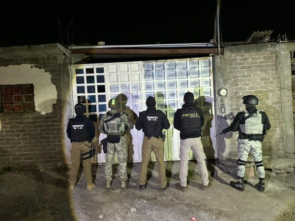 FGE realiza tres cateos en Morelia; asegura 2 mil dosis de metanfetamina y detiene a dos personas