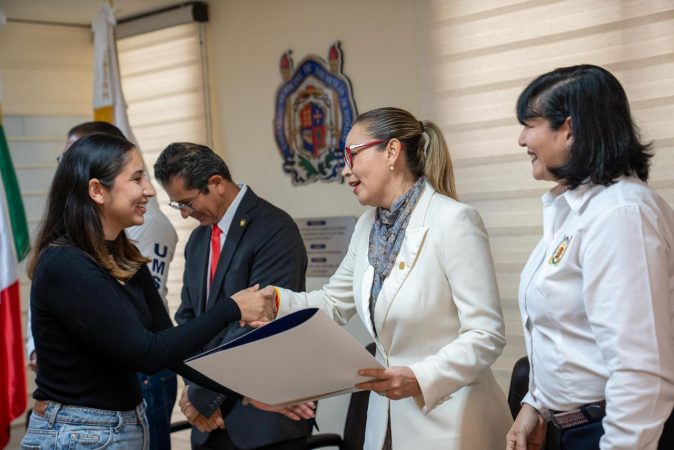 Toma de decisiones debe incidir de manera positiva en el entorno, señala Yarabí Ávila a recién titulados