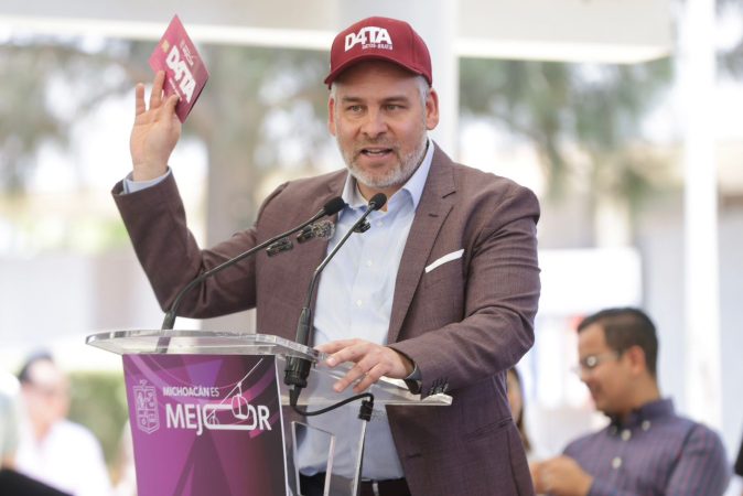 Bedolla inicia entrega de chips y tarjetas SIM de D4TA, datos gratis a 107 mil estudiantes