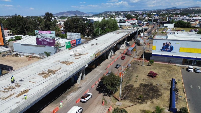 ¡No más espera en el tráfico! El paso vial de Policía y Tránsito tiene un 80 % de avance
