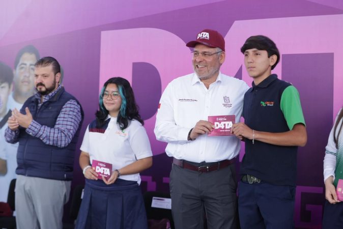 Entrega Bedolla en Uruapan chips de internet del Programa D4TA, Datos Gratis