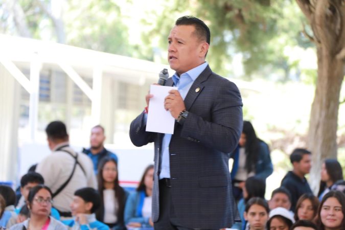 Carlos Torres Piña invita a las y los jóvenes a reconectar con su familia y comunidad en Angamacutiro
