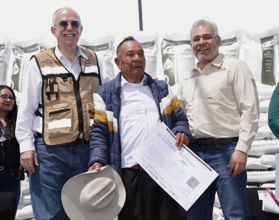 Bedolla y Berdegué arrancan entrega de fertilizantes gratuitos a productores michoacanos