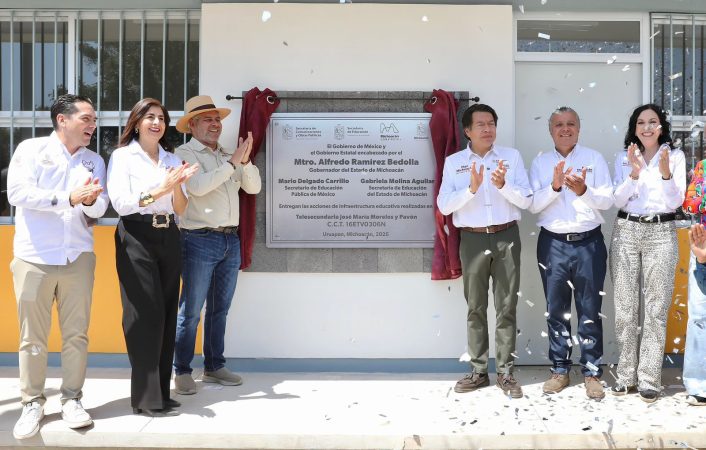 Inauguran Bedolla y Mario Delgado reconversión de telesecundaria a bachillerato, en Uruapan