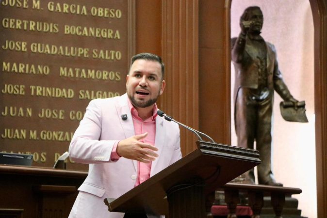 Plantea Reyes Galindo regular uso de celulares en escuelas primarias y secundarias de Michoacán