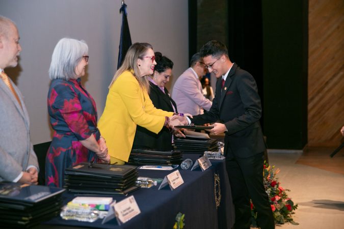 La rectora hizo entrega de cartas de pasante a egresadas y egresados de la Licenciatura en Psicología.