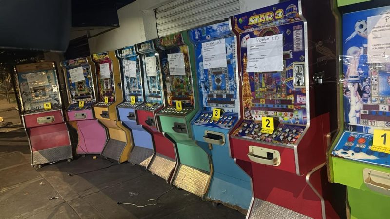 Ejecuta FGE 15 cateos en Uruapan; aseguran 58 máquinas tragamonedas vinculadas a posibles actividades ilícitas