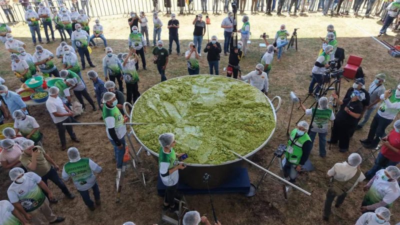 Estudiantes del Cecytem Tancítaro participaron en la elaboración del guacamole más grande del mundo