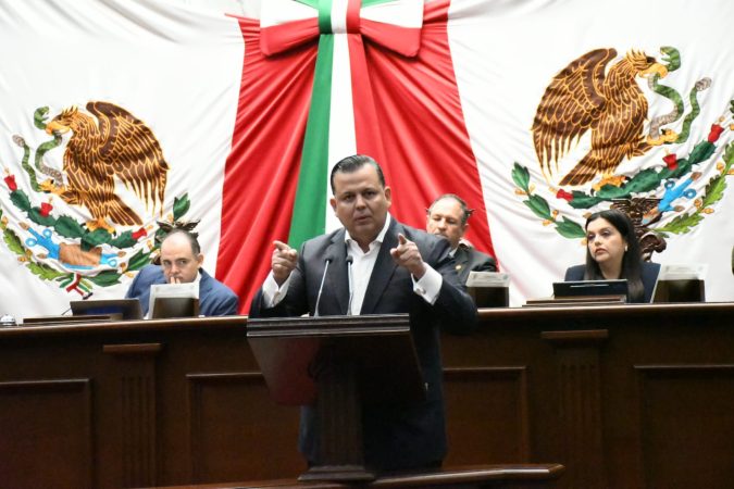 No sean cómplices de un gobernador omiso ante la violencia, dice Memo Valencia a diputados