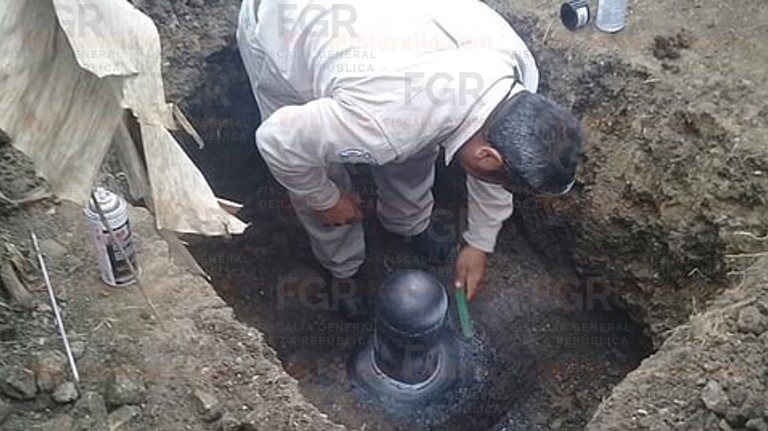 FGR localiza e inhabilita dos tomas clandestinas en ducto de Pemex en Cuitzeo