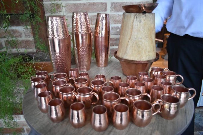 Artesanía de cobre y mezcal michoacano llegan a Punta Cana de la mano de Saúl Hernández