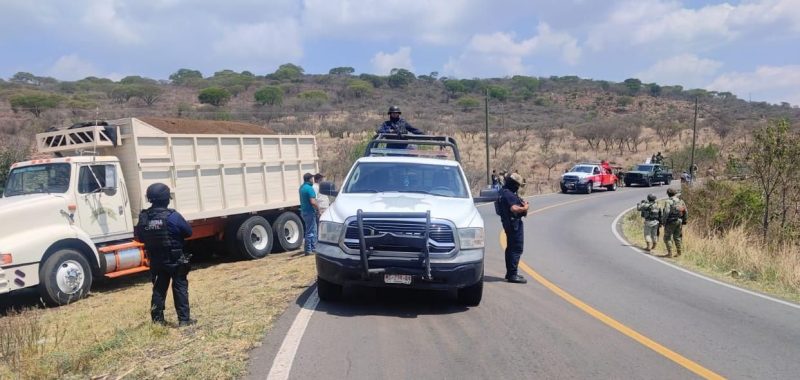 Restablece Guardia Civil libre tránsito tras bloqueo carretero en Cotija
