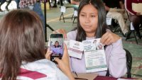 Familias de todo el estado reciben apoyo de la Beca Rita Cetina: SEE 