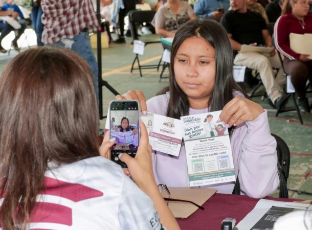 Familias de todo el estado reciben apoyo de la Beca Rita Cetina: SEE